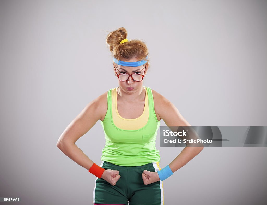 Mais feminino Croma dobrando biceps músculos sobre Fundo cinzento - Royalty-free Nerd Foto de stock