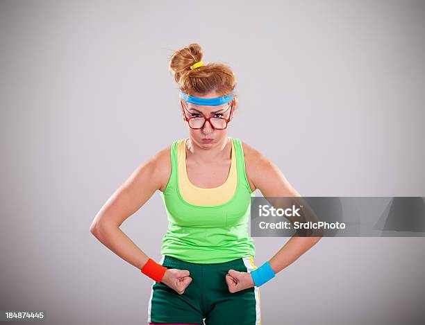 Mais Feminino Croma Dobrando Biceps Músculos Sobre Fundo Cinzento - Fotografias de stock e mais imagens de Nerd
