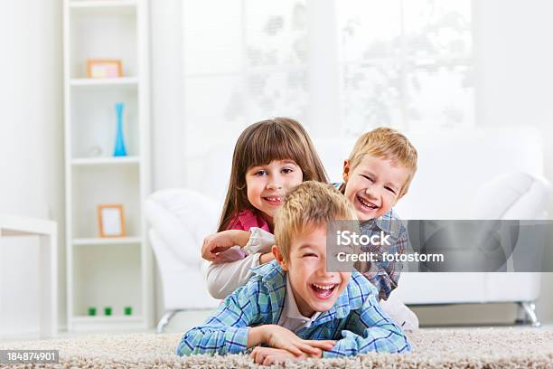 Feliz Grupo De Niños Foto de stock y más banco de imágenes de Moqueta - Moqueta, Familia, Habitación