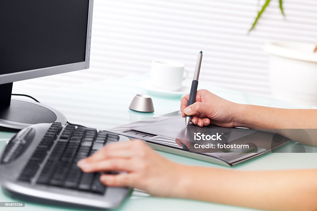 designer graphique à l'aide de tablette numérique et ordinateur dans le bureau - Photo de Stylet libre de droits