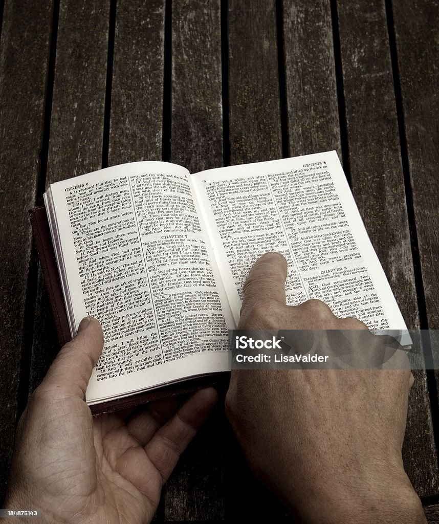 La Bible - Photo de Adulte d'âge mûr libre de droits