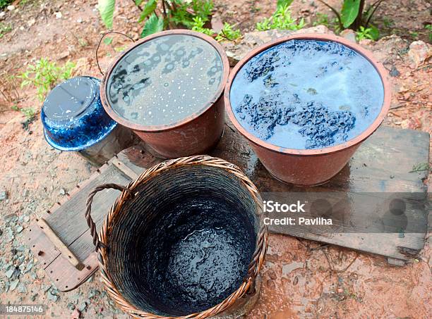 Töpfe Mit Indigofärbung In China Stockfoto und mehr Bilder von Marineblau - Marineblau, Färbemittel, Gruppe von Gegenständen