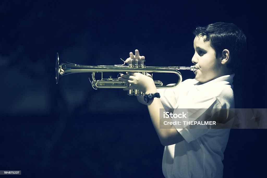 Once años viejo niño tocando la trompeta - Foto de stock de A la moda libre de derechos