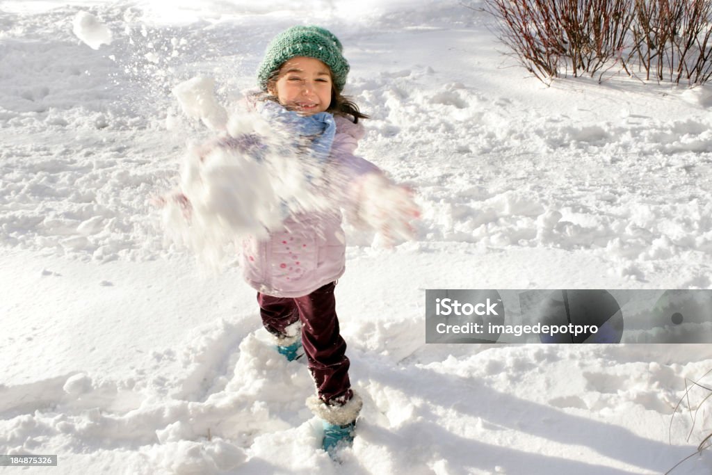 雪玉遊ぶ少女 - 雪玉のロイヤリティフリーストックフォト