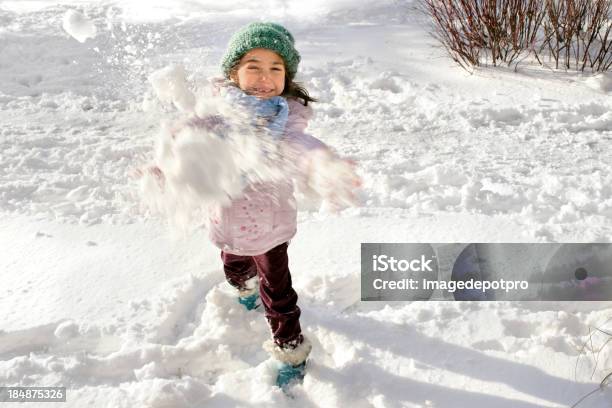 雪玉遊ぶ少女 - 雪玉のストックフォトや画像を多数ご用意 - 雪玉, 冬, 子供