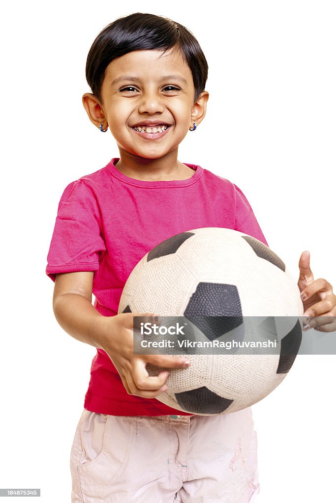 Un joyeux indian fille avec ballon de football, isolé sur blanc - Photo de 2-3 ans libre de droits