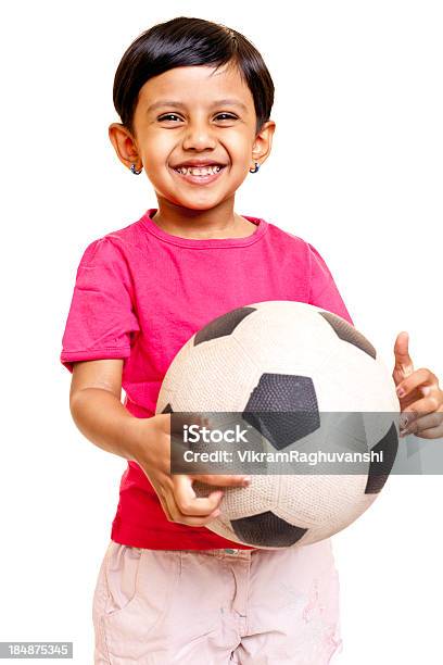 Photo libre de droit de Un Joyeux Indian Fille Avec Ballon De Football Isolé Sur Blanc banque d'images et plus d'images libres de droit de 2-3 ans