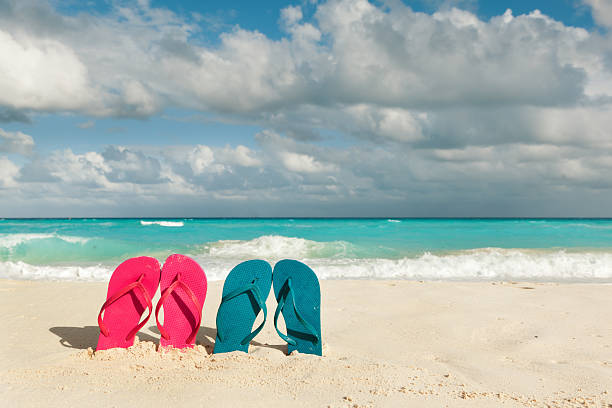 infradito coppia in vacanza ai caraibi sulla tropicale spiaggia di sabbia bianca - lui e lei foto e immagini stock
