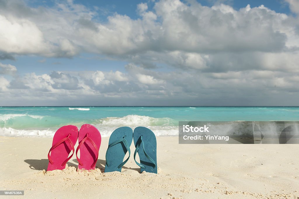 ビーチサンダルのカップルのカリブ海でのバケーションをトロピカルな白砂のビーチ - おそろいのロイヤリティフリーストックフォト