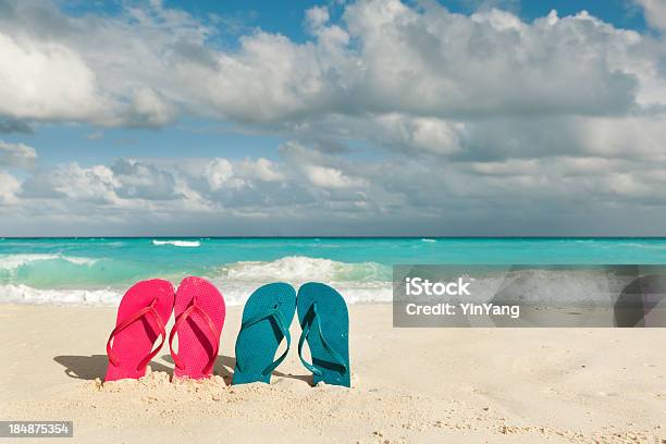 플립플롭 커플입니다 탁월한 열대 카리브계 하얀 모래 해변 0명에 대한 스톡 사진 및 기타 이미지 - 0명, 남녀용 한 벌씩, 라틴 아메리카