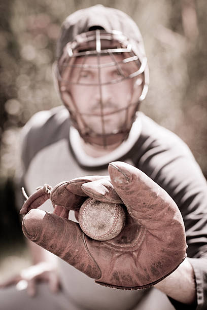 빈티지 야구 선수 자세를 잡기 및 볼 및 장갑 - baseball catcher baseball player old fashioned catchers mask 뉴스 사진 이미지