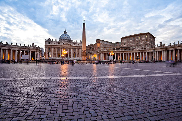 la basilique saint-pierre au vatican, rome, au crépuscule - vatican photos et images de collection