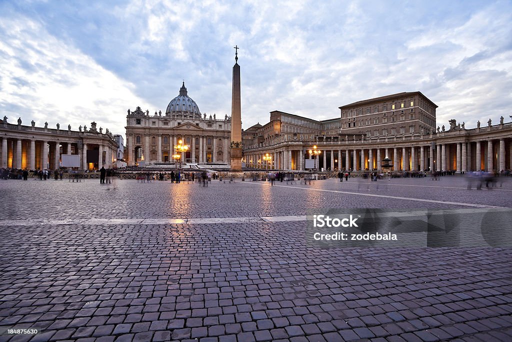 Saint Peter's Basilica のバチカン市国夕暮れ時には、ローマ - バチカン市国のロイヤリティフリーストックフォト