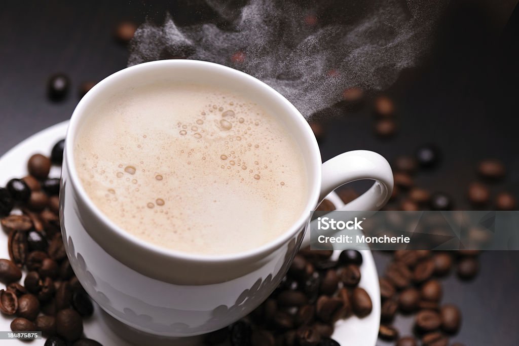 Горячий кофе с парной - Стоковые фото Белый фон роялти-фри