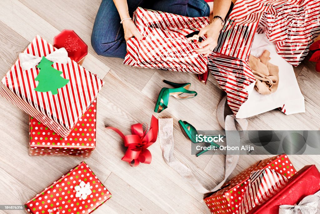 Mujer apertura de Navidad presenta - Foto de stock de Papel de envolver libre de derechos