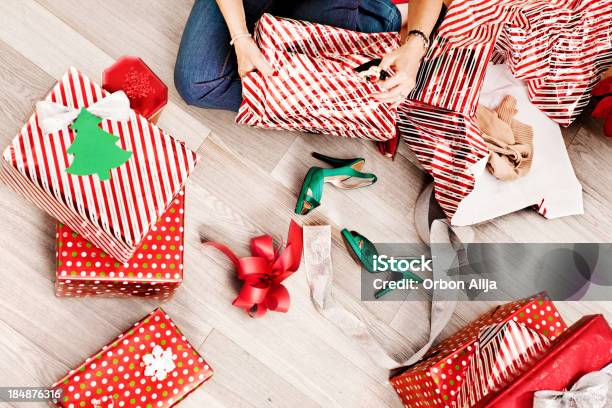 Mujer Apertura De Navidad Presenta Foto de stock y más banco de imágenes de Papel de envolver - Papel de envolver, Desordenado, Suelo