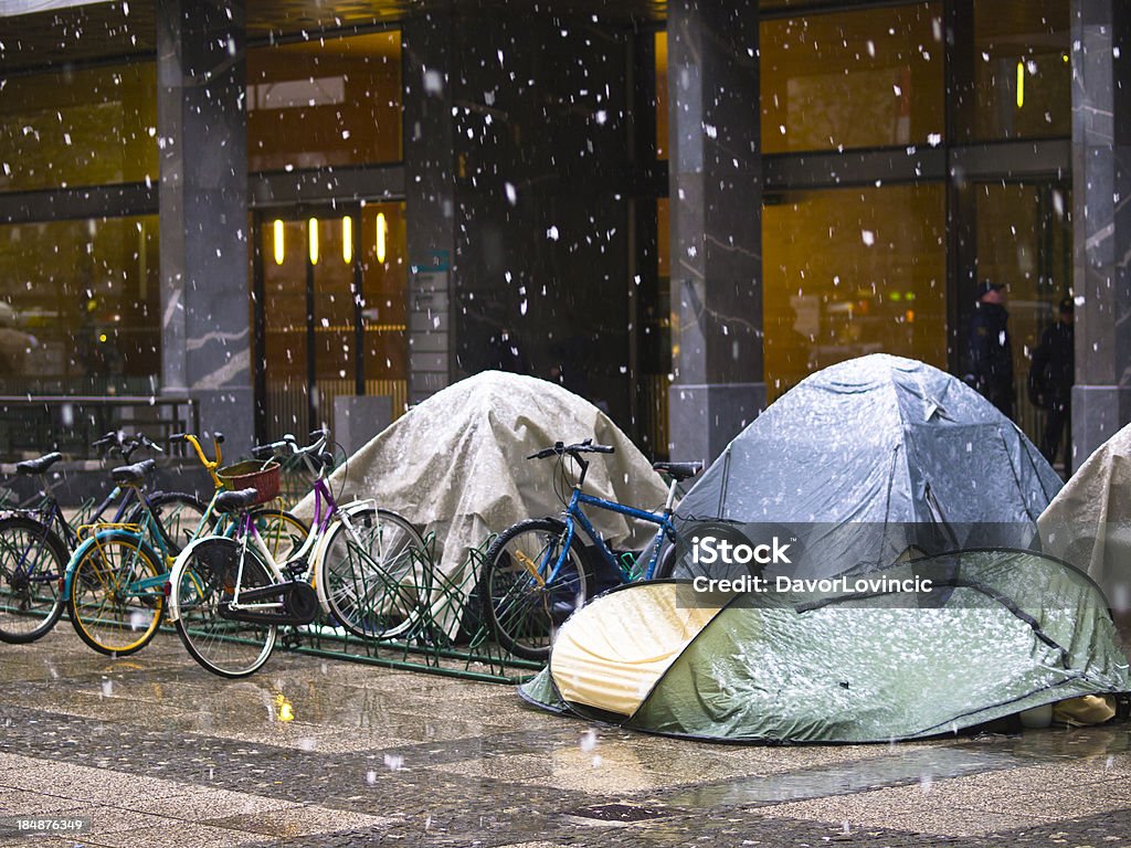 Neve caindo sobre Camp de manifestantes, Eslovênia - Foto de stock de Acampar royalty-free