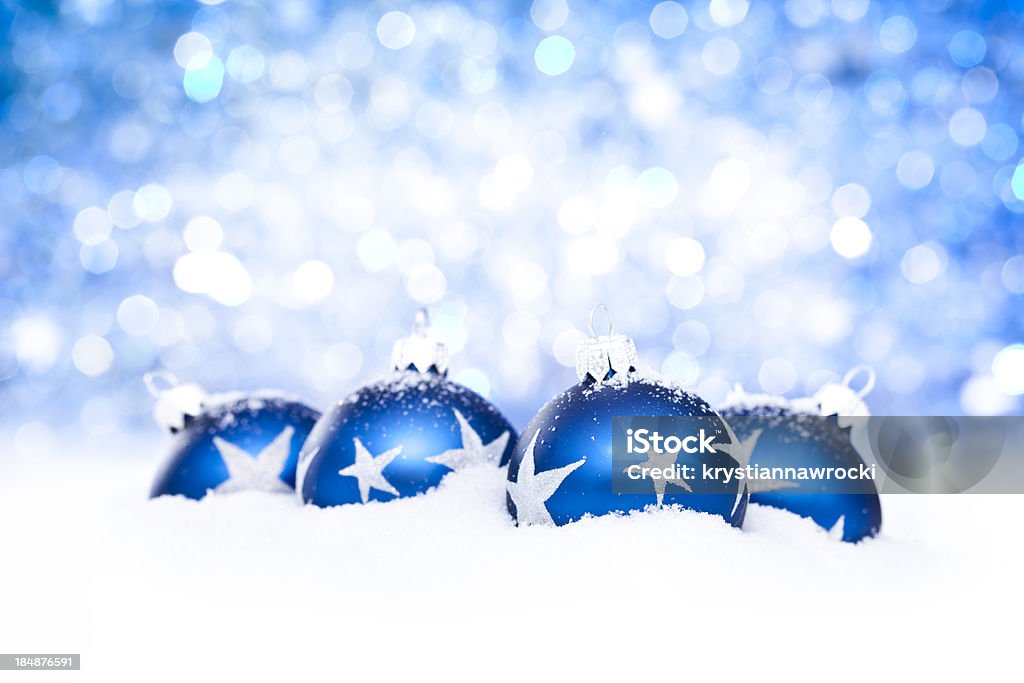 Синий шариками на снегу - Стоковые фото Ёлочные игрушки роялти-фри