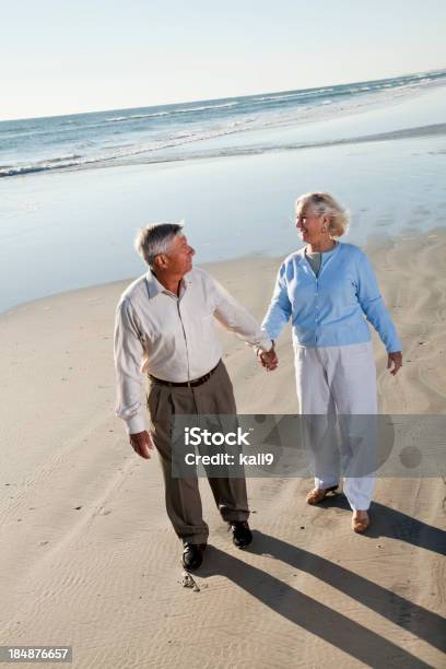 선임 커플입니다 Walking On 플라주 2명에 대한 스톡 사진 및 기타 이미지 - 2명, 60-69세, 65-69세
