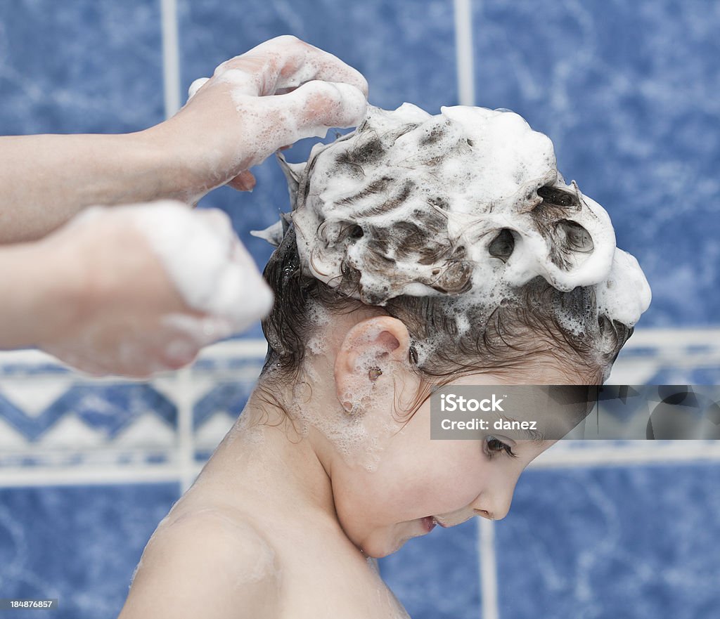 Linda niña lavarse el cabello en el baño - Foto de stock de Champú libre de derechos