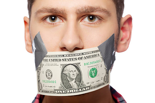 l'argent bâillon gros plan - currency silence censorship behavior photos et images de collection