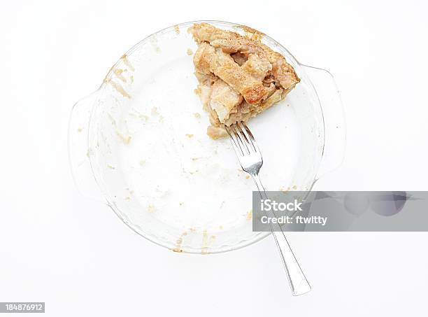 Ostatni Kawałek Pyszne Ciasto Z Jabłkami Na Białym - zdjęcia stockowe i więcej obrazów Kieliszek - Kieliszek, Nadziewany placek, Szkło