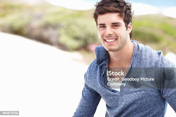 Uomo Sorridente Rilassante Allaperto - Fotografie stock e altre immagini di Abbigliamento casual - Abbigliamento casual, Adulto, Ambientazione esterna