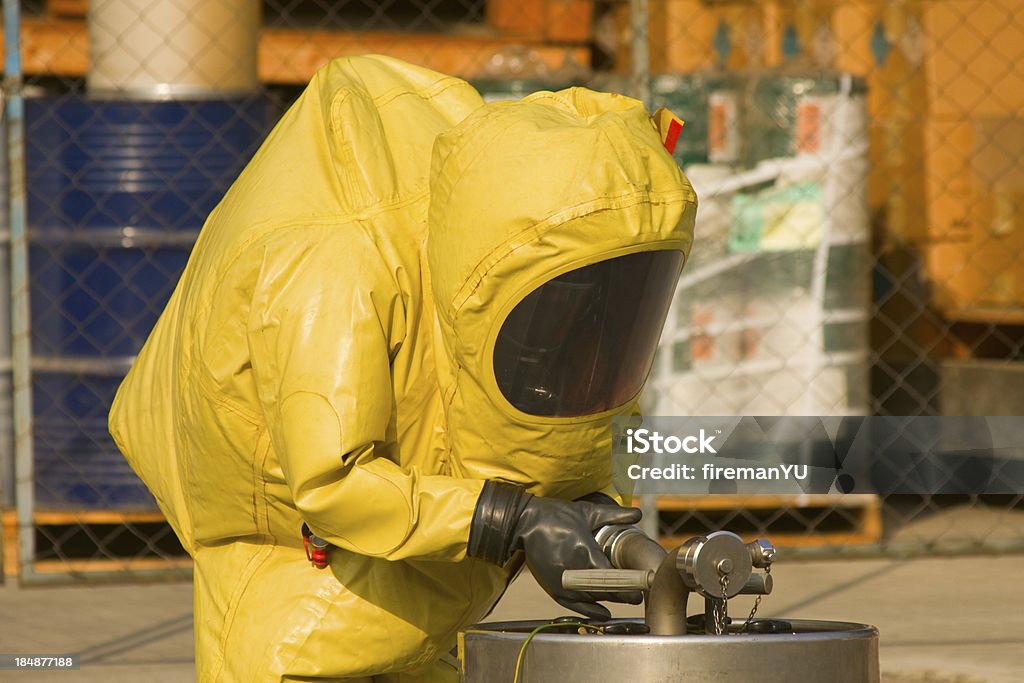 Сбора опасных материалов - Стоковые фото Радиац�ионно-защитный костюм роялти-фри
