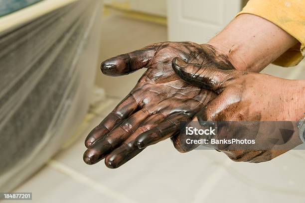 Pintor De Lavado De Manos Con Laca Diluyente Vitrales Foto de stock y más banco de imágenes de Mano