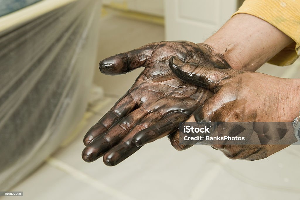 Peintre laver les mains avec vitraux de laque plus fine - Photo de Main libre de droits