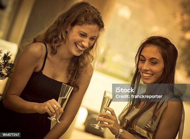 Menina Feliz Tostar Ao Ar Livre - Fotografias de stock e mais imagens de 20-24 Anos - 20-24 Anos, Adulto, Amizade