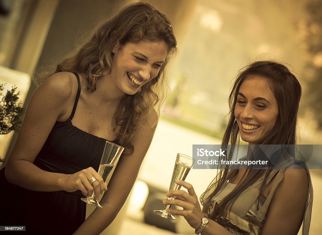 Счастливая Девушка тоста на открытом воздухе - Стоковые фото 20-24 года роялти-фри