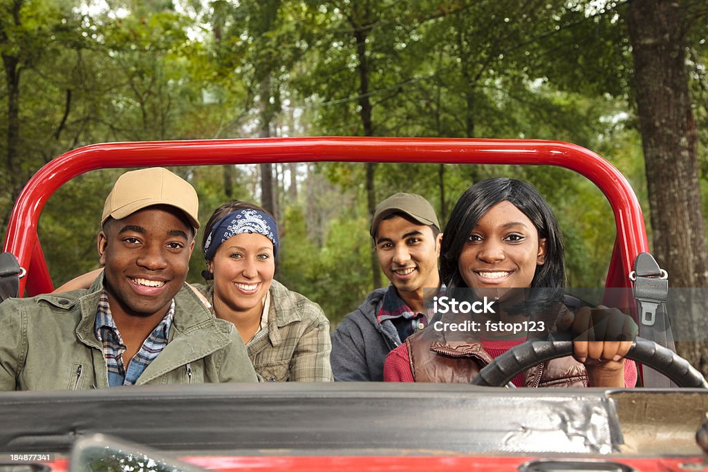 Grupa przyjaciół w czerwony jeep - Zbiór zdjęć royalty-free (Kierować)
