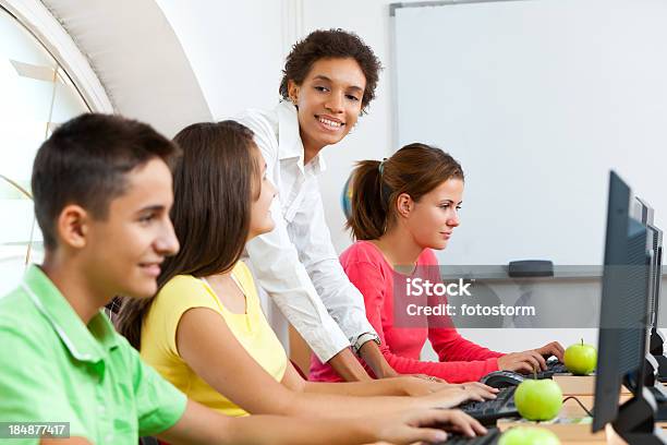 教師職場のコンピューターのスクール形式 - 教師のストックフォトや画像を多数ご用意 - 教師, アフリカ民族, リンゴ