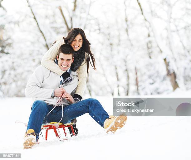 Photo libre de droit de Beau Couple Profitant De Lhiver banque d'images et plus d'images libres de droit de Activité physique - Activité physique, Adolescence, Adolescent