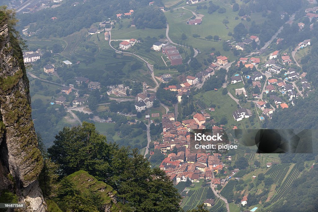 Vista do Monte Generoso na Rovio de Ticino, Suíça - Foto de stock de Aldeia royalty-free