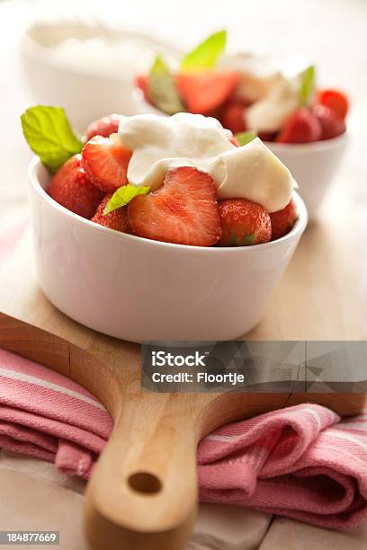 Sobremesas Morangos E Creme - Fotografias de stock e mais imagens de Morango - Morango, Baga, Batido - Modo de Preparação de Comida