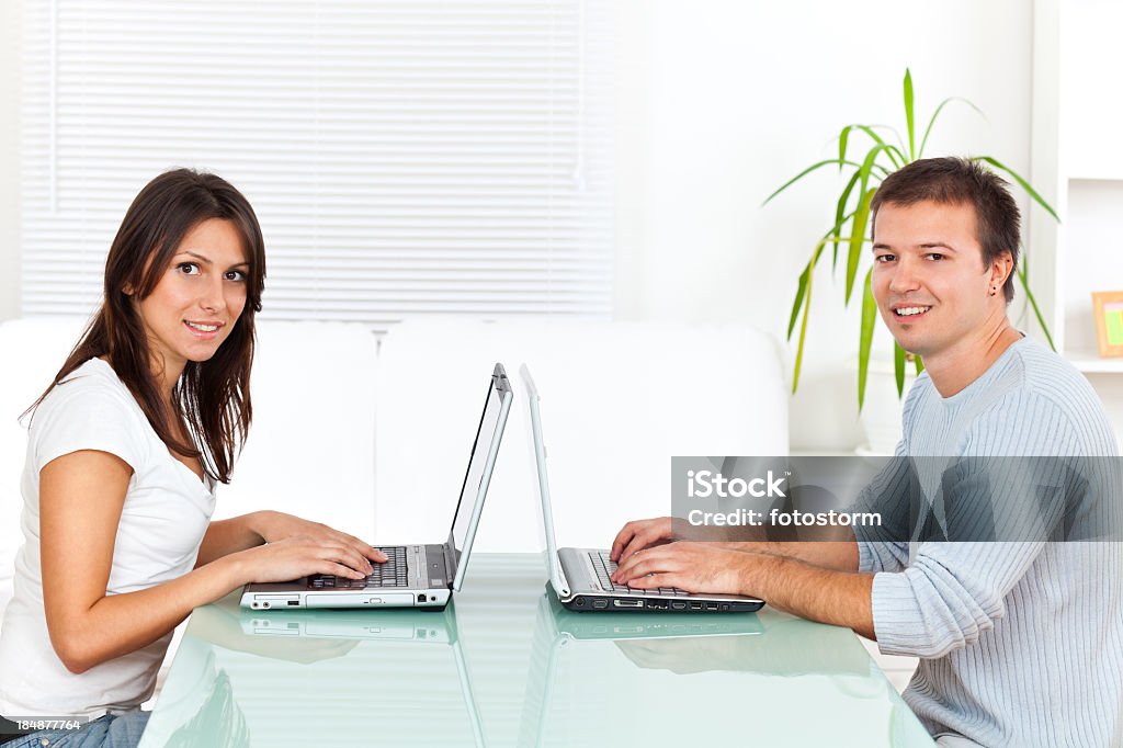 Молодая пара, работающие на ноутбуки - Стоковые фото Ноутбук роялти-фри