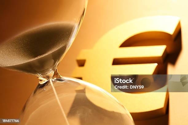 Европейский Кризиса Задолженности — стоковые фотографии и другие картинки Песочные часы - Песочные часы, Символ евро, Eurozone Debt Crisis