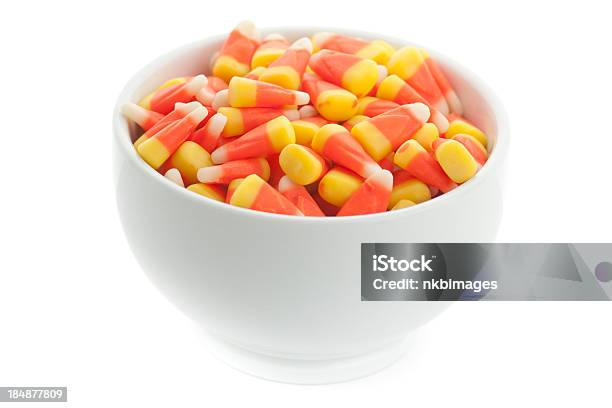 Schüssel Candycorn Süßigkeiten Auf Weißem Hintergrund Stockfoto und mehr Bilder von Candy Corn
