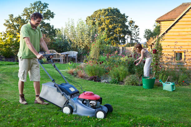 istock Gardening Couple Mowing and Pruning 184877985