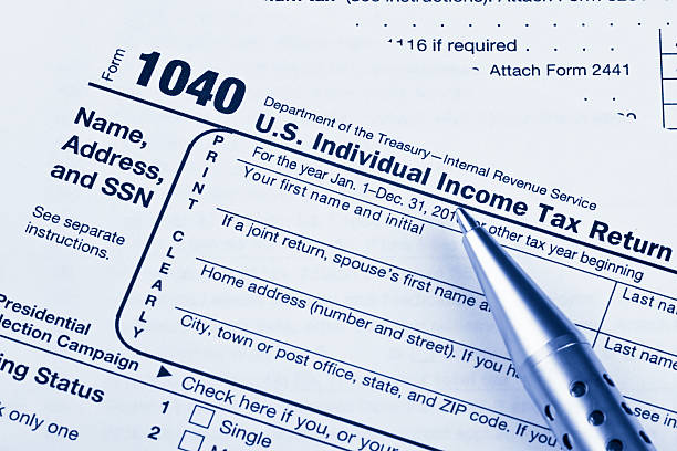 formulário de declaração de imposto eua 1040 com caneta - 1040 tax form imagens e fotografias de stock