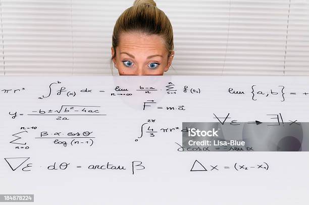 여학생 루킹 At Formula 불신에 대한 스톡 사진 및 기타 이미지 - 불신, 개념, 경외감