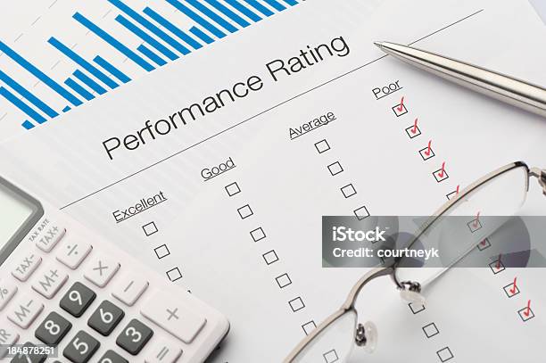 Formulário De Avaliação De Desempenho No Mesa - Fotografias de stock e mais imagens de Atuação - Atuação, Caixa de Verificação, Calculadora