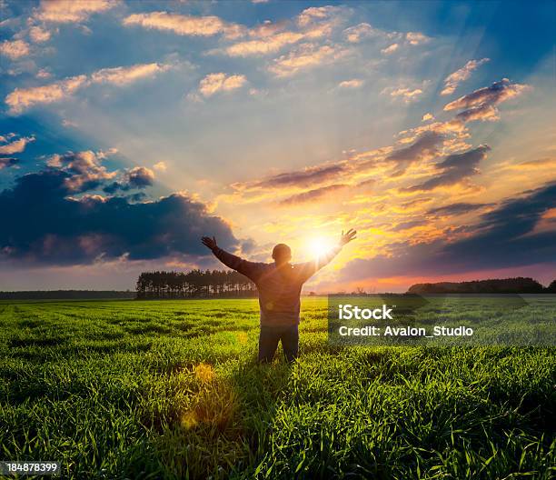 Liberdade - Fotografias de stock e mais imagens de Deus - Deus, Mágoa - Atormentado, Silhueta