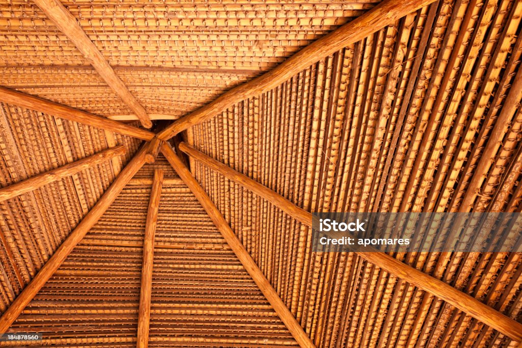 Toit en bois dans une cabane tropicales locales - Photo de Feuille de palmier libre de droits