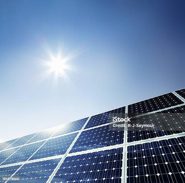 Solar Panel Unter Klarem Himmel Stockfoto und mehr Bilder von Sonnenkollektor - Sonnenkollektor, Himmel, Solarkraftwerk