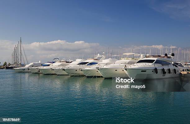 Marina Foto de stock y más banco de imágenes de Amarrado - Amarrado, Actividades recreativas, Agua