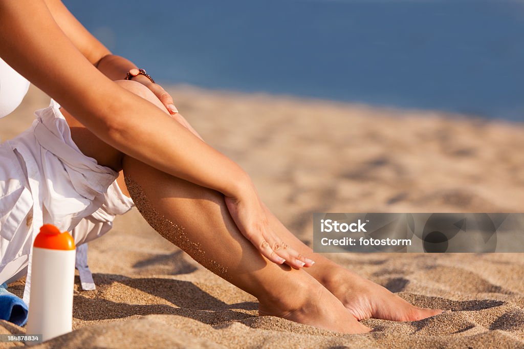 여자 적용 선탠 로션 그녀의 레그스 유클리드의 플라주 - 로열티 프리 바다 스톡 사진