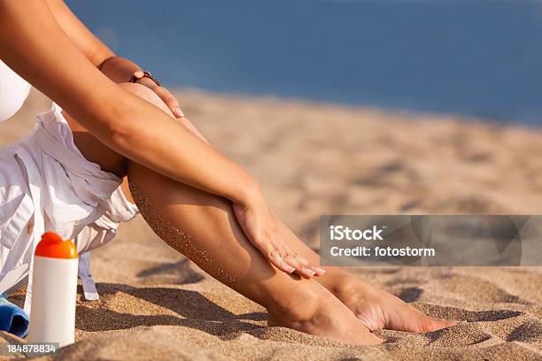 여자 적용 선탠 로션 그녀의 레그스 유클리드의 플라주 바다에 대한 스톡 사진 및 기타 이미지 - 바다, 보습제, 해변